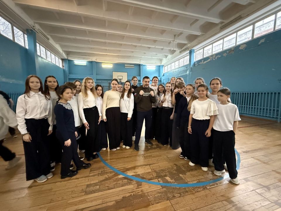 2 декабря в школе МБОУ СОШ № 8 Чеховского муниципального округа состоялся мастер-класс по боксу, который провел легендарный спортсмен и директор СШОР по боксу «Витязь» имени А.В. Поветкина - Александр Поветкин!