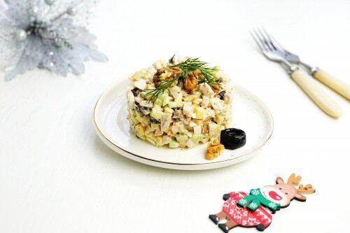 Незабываемые новогодние салаты: рецепты, которые сделают ваш стол ярким