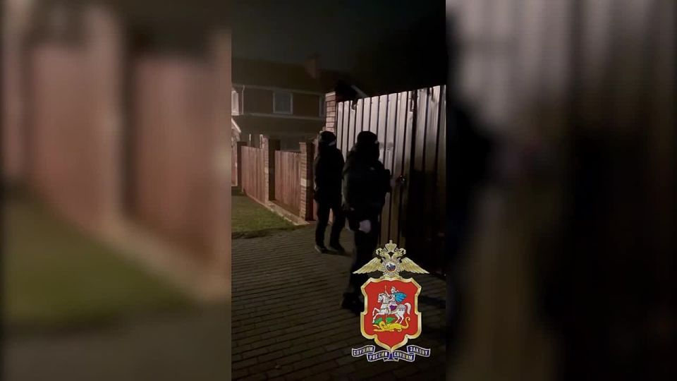 А так полицейские, сотрудники ФСБ и Росгвардии «входили» в ребцентр «Неугасимая надежда» в Егорьевске, работники которого незаконно удерживали постояльцев