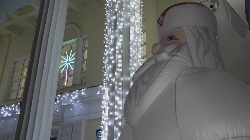 Более 4 км гирлянд украсили Пушкинский к началу зимнего сезона