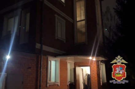 Деревянные двухэтажные кровати и распорядок дня с молитвами: обстановка в подмосковном рехабе, где незаконно удерживали людей