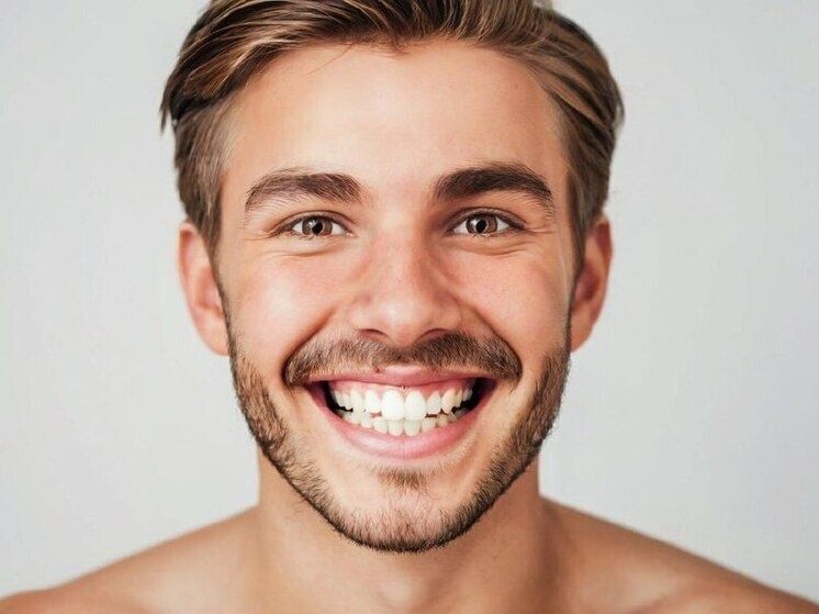 Как бактерии на зубах превращаются в камень: медицинские секреты