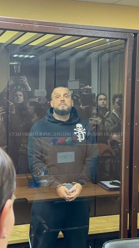 Арестован блогер Максим Антонов, который является основателем реабилитационных центров, где удерживали постояльцев, сообщает пресс-служба судов Московской области