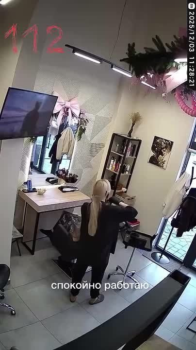 Люстра с новогодними украшениями чуть не упала на головы посетительницы и работницы салона красоты — 112