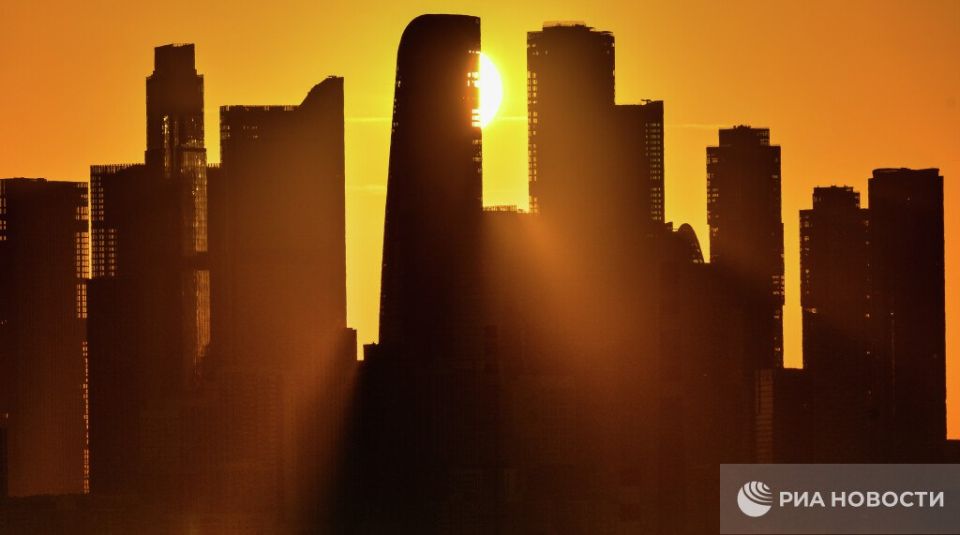 Москвичи смогут увидеть на Солнце гигантские пятна, по очертаниям напоминающие Деда Мороза с упряжкой оленей