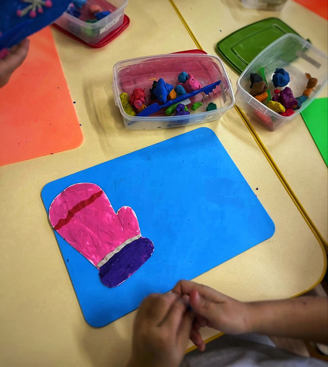 В рамках проекта "Предшкола: стандарт детского сада" на тематической неделе "Творческая лаборатория" - лексическая тема "Зима" - в творческой лаборатории старшей группы №44 дошкольного отделения гимназии №2 м.о. Чехов... В рамках проекта "Предшкола: стандарт детского сада" на тематической неделе "Творческая лаборатория" - лексическая тема "Зима" - в творческой лаборатории старшей группы №44 дошкольного отделения гимназии №2 м.о. Чехов...