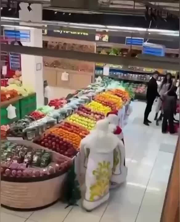 Два Деда Мороза подрались в супермаркете в Баку