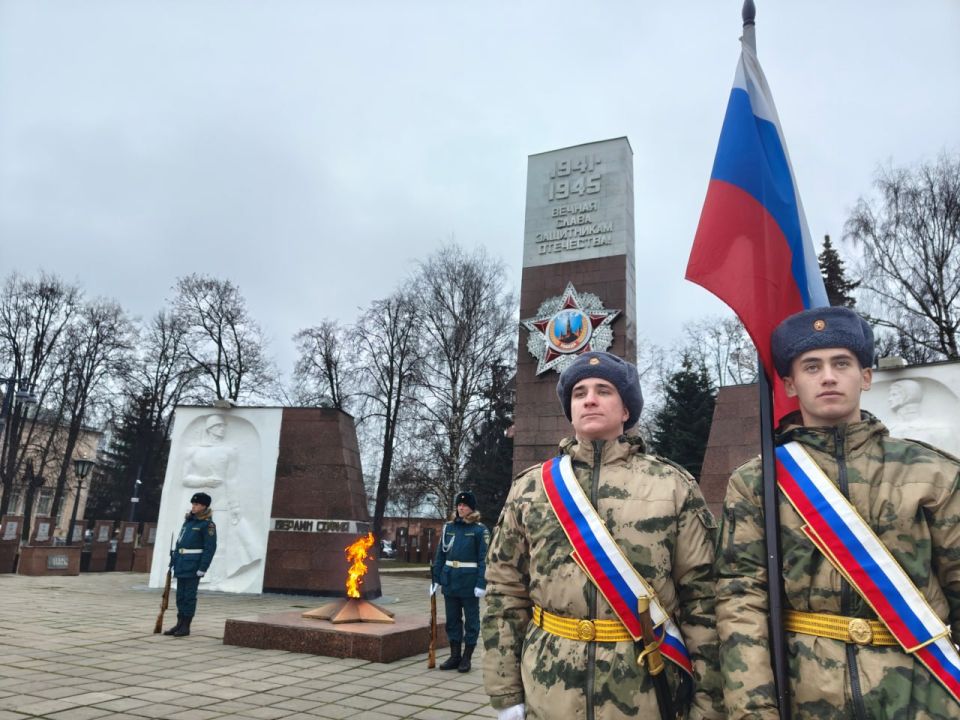 В Ногинске на Площади Победы состоялось торжественное мероприятие, приуроченное к двум значимым датам: 84-й годовщине начала контрнаступления советских войск под Москвой и Дню Героев Отечества