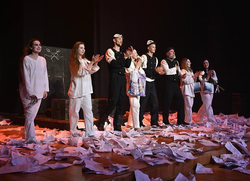 Спектакль «Шинель» ступинского театра впервые показали на большой сцене Спектакль «Шинель» ступинского театра впервые показали на большой сцене