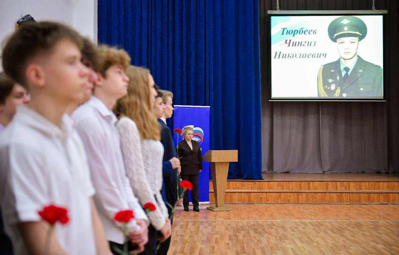 В школе Химок открыли Парту Героя в честь военного медика В школе Химок открыли Парту Героя в честь военного медика