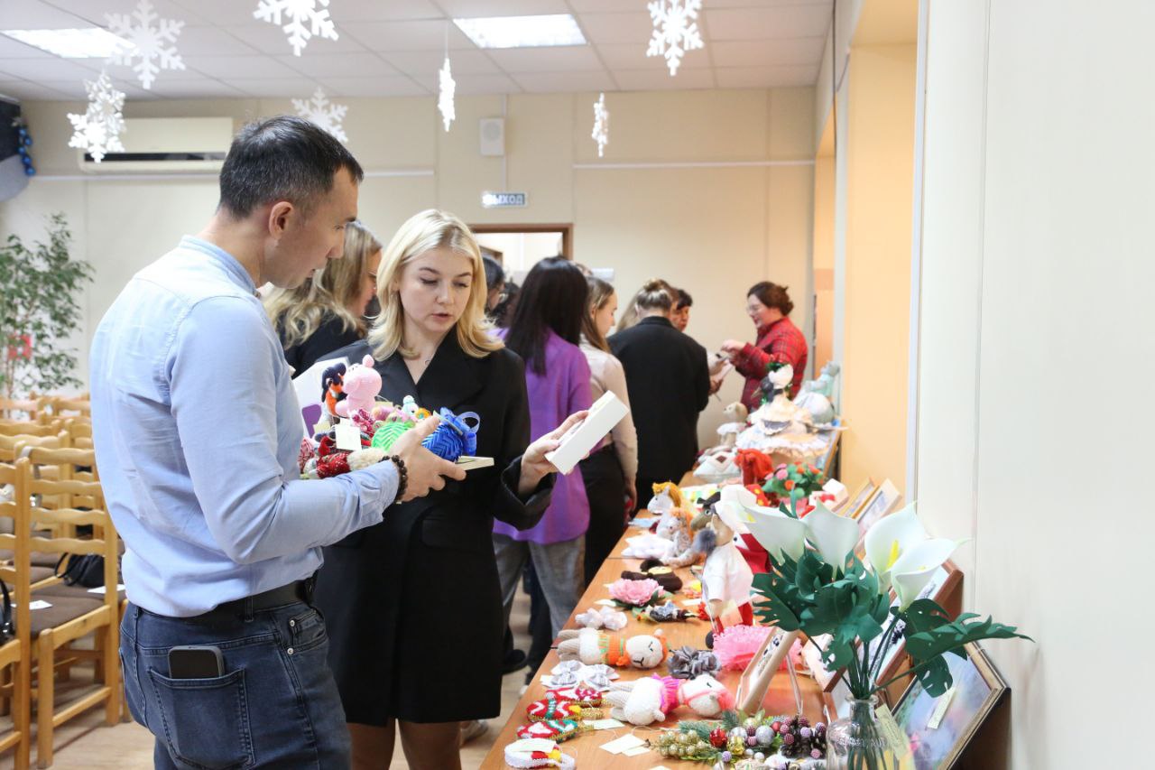 В Комплексном центре социального обслуживания и реабилитации «Серпуховский» состоялась самая добрая ярмарка года — «Я покажу тебе свой мир» В Комплексном центре социального обслуживания и реабилитации «Серпуховский» состоялась самая добрая ярмарка года — «Я покажу тебе свой мир»