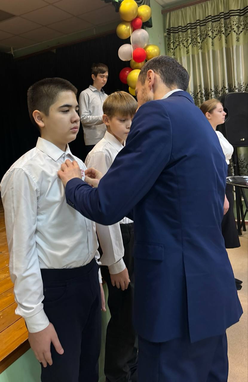 Торжественное посвящение в ряды «Юнармии»! В МБОУ гимназии 2 (здание 2, п. Васькино) состоялось значимое событие — торжественная церемония посвящения новых участников во Всероссийское детско-юношеское военно-патриотическое... Торжественное посвящение в ряды «Юнармии»! В МБОУ гимназии 2 (здание 2, п. Васькино) состоялось значимое событие — торжественная церемония посвящения новых участников во Всероссийское детско-юношеское военно-патриотическое...