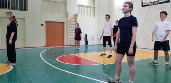 Сегодня в МБОУ лицее №4 на внеурочном занятии по физической культуре наши ученики активно готовились к предстоящим соревнованиям по волейболу!