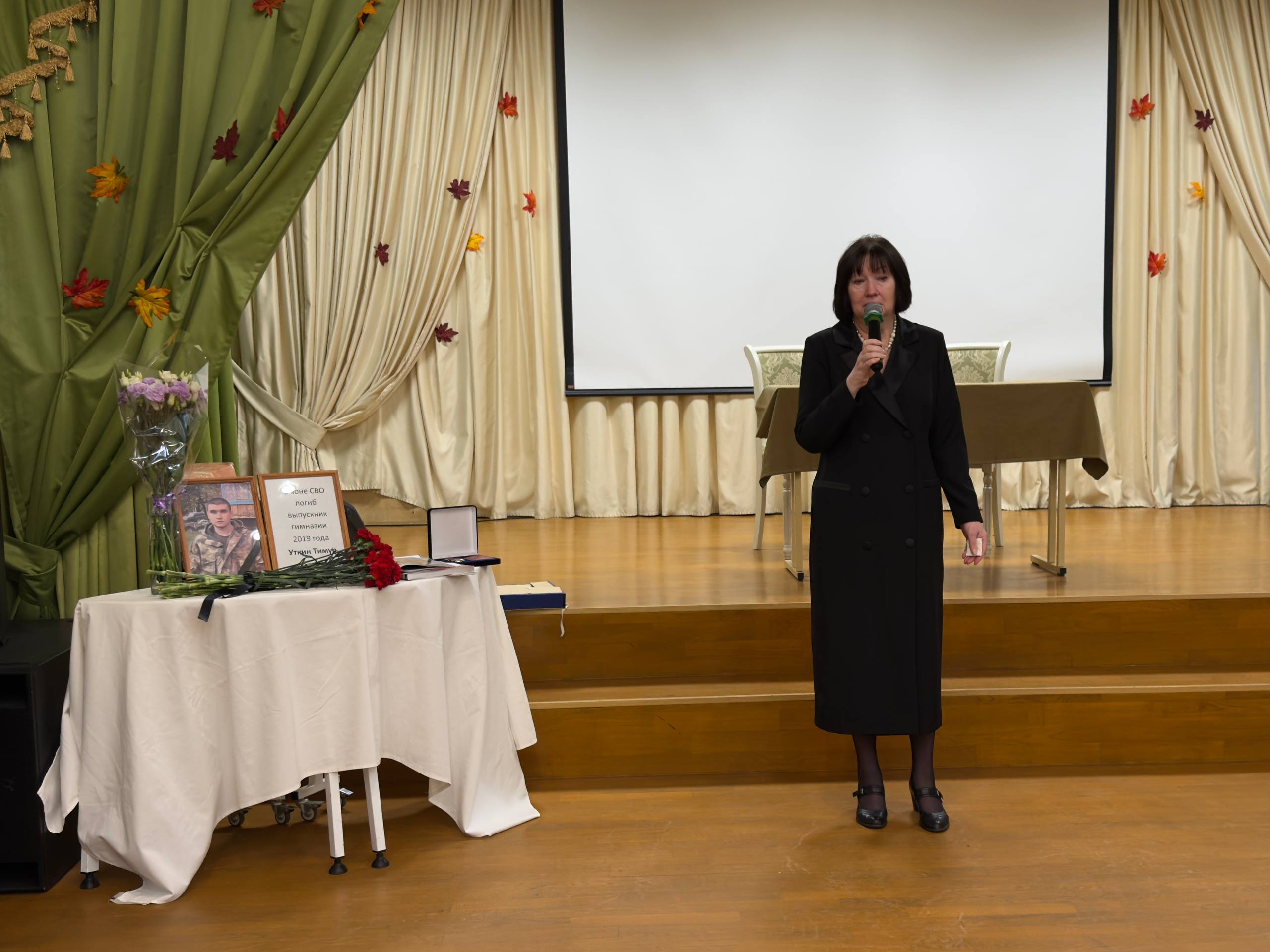 В Дмитровской гимназии «Логос» открыли «Парту Героя» В Дмитровской гимназии «Логос» открыли «Парту Героя»