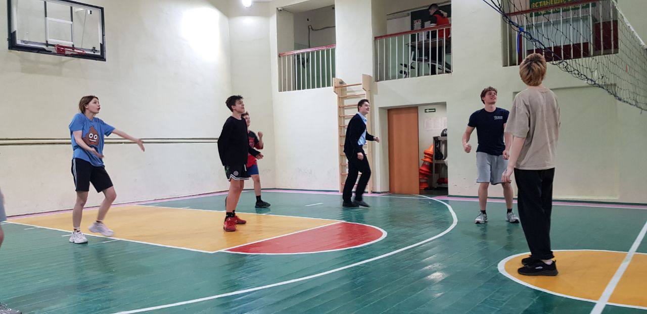 Сегодня в МБОУ лицее №4 на внеурочном занятии по физической культуре наши ученики активно готовились к предстоящим соревнованиям по волейболу! Сегодня в МБОУ лицее №4 на внеурочном занятии по физической культуре наши ученики активно готовились к предстоящим соревнованиям по волейболу!