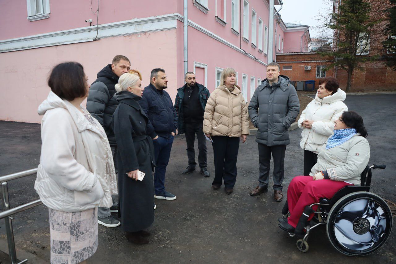 Глава Серпухова Алексей Шимко вместе с депутатом Мособлдумы Татьяной Карзубовой и депутатом окружного Совета Вячеславом Ореховым оценили результаты ремонтных работ в коррекционной школе №8 Глава Серпухова Алексей Шимко вместе с депутатом Мособлдумы Татьяной Карзубовой и депутатом окружного Совета Вячеславом Ореховым оценили результаты ремонтных работ в коррекционной школе №8