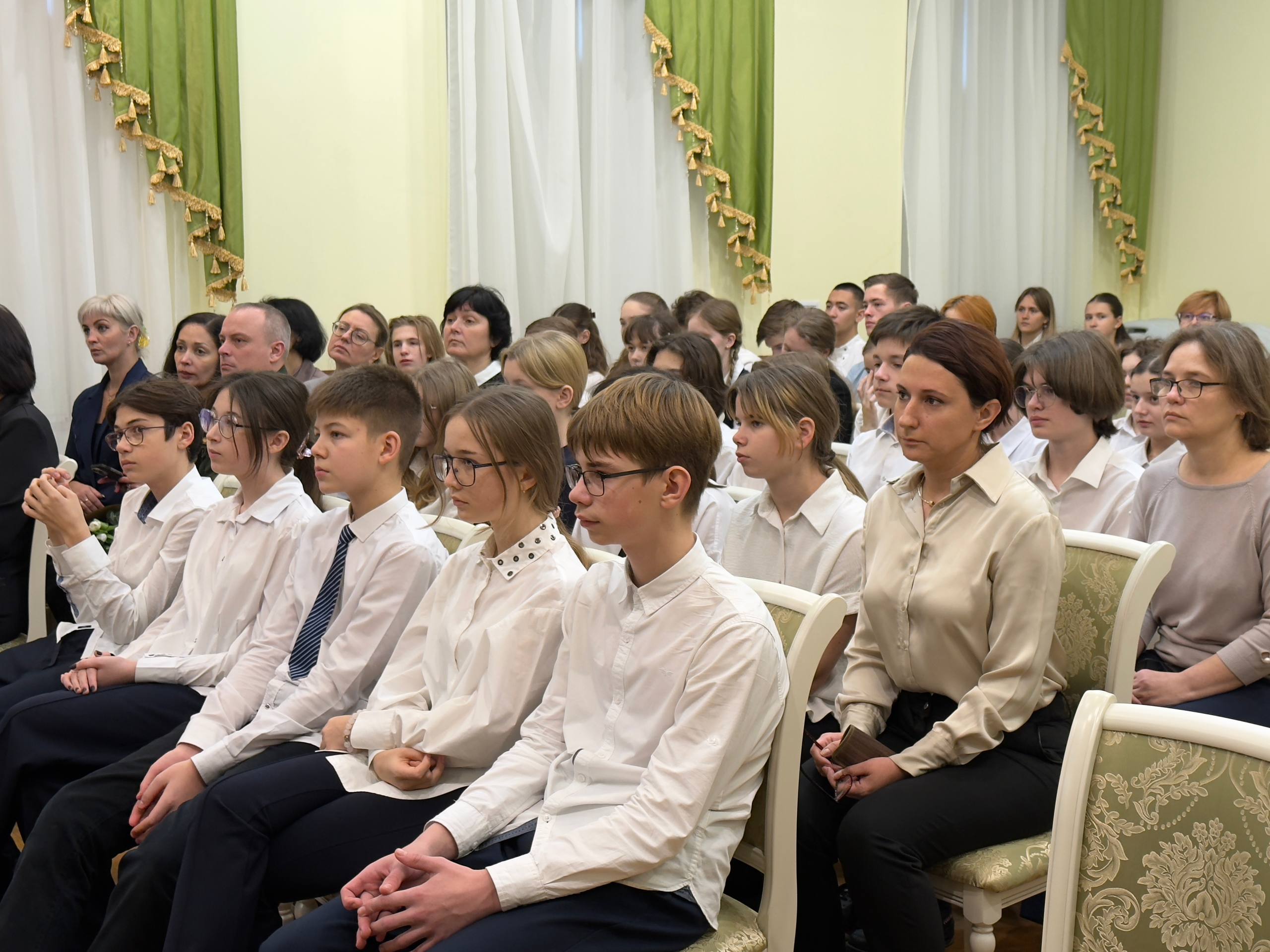 В Дмитровской гимназии «Логос» открыли «Парту Героя» В Дмитровской гимназии «Логос» открыли «Парту Героя»