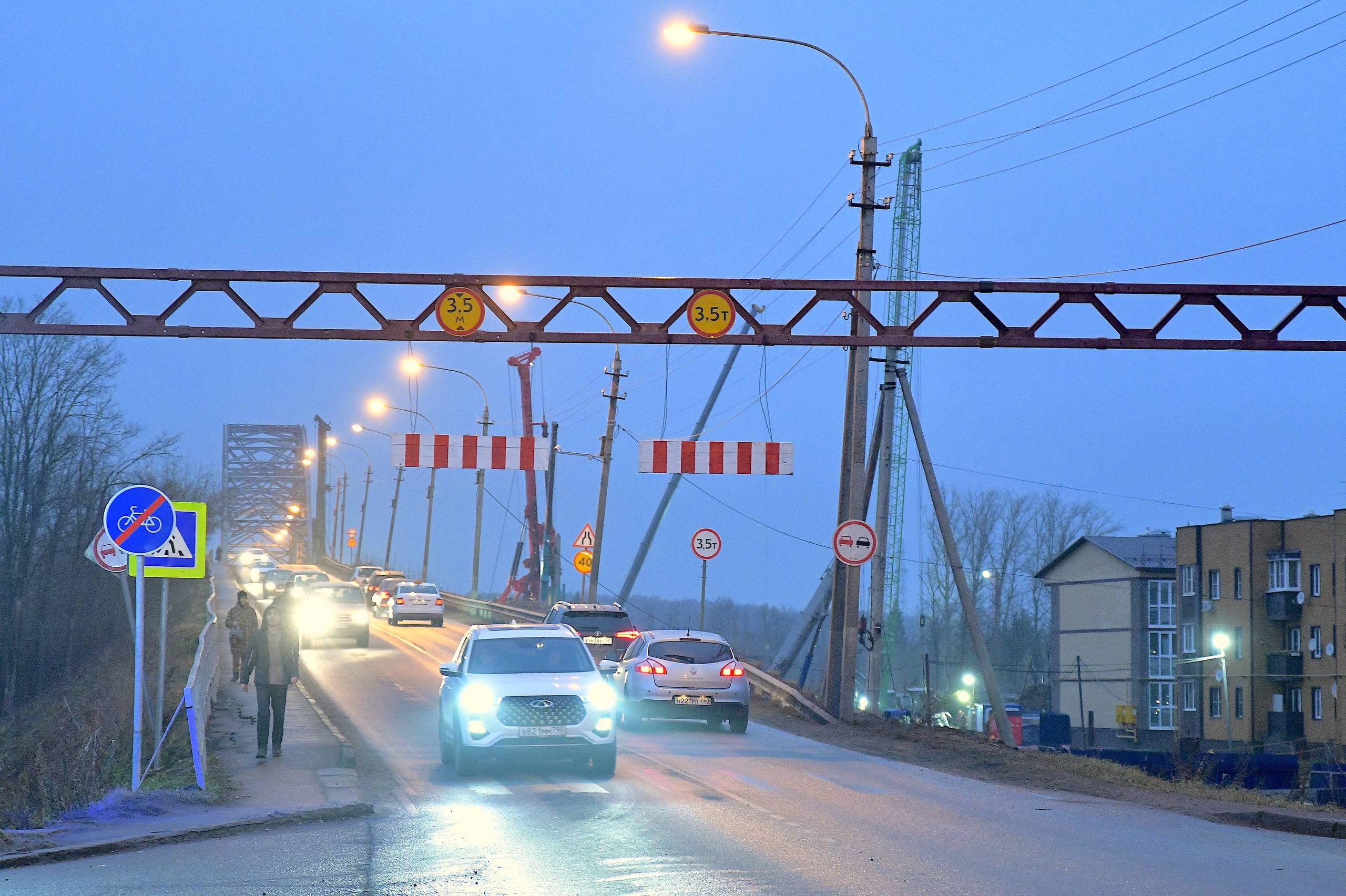 На Рогачевском мосту смонтировали габаритные ограничители на ранее установленные рамки На Рогачевском мосту смонтировали габаритные ограничители на ранее установленные рамки
