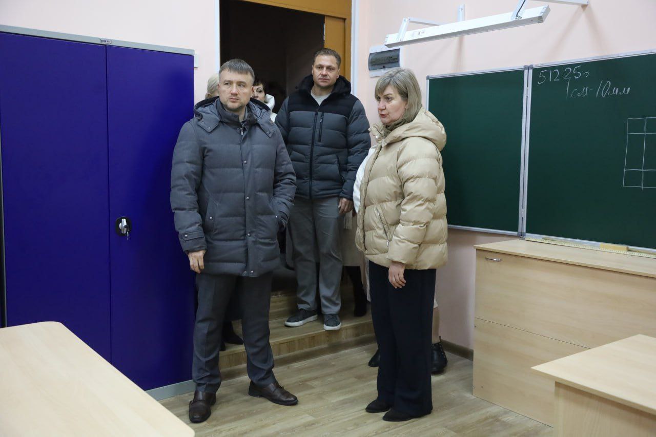 Глава Серпухова Алексей Шимко вместе с депутатом Мособлдумы Татьяной Карзубовой и депутатом окружного Совета Вячеславом Ореховым оценили результаты ремонтных работ в коррекционной школе №8 Глава Серпухова Алексей Шимко вместе с депутатом Мособлдумы Татьяной Карзубовой и депутатом окружного Совета Вячеславом Ореховым оценили результаты ремонтных работ в коррекционной школе №8