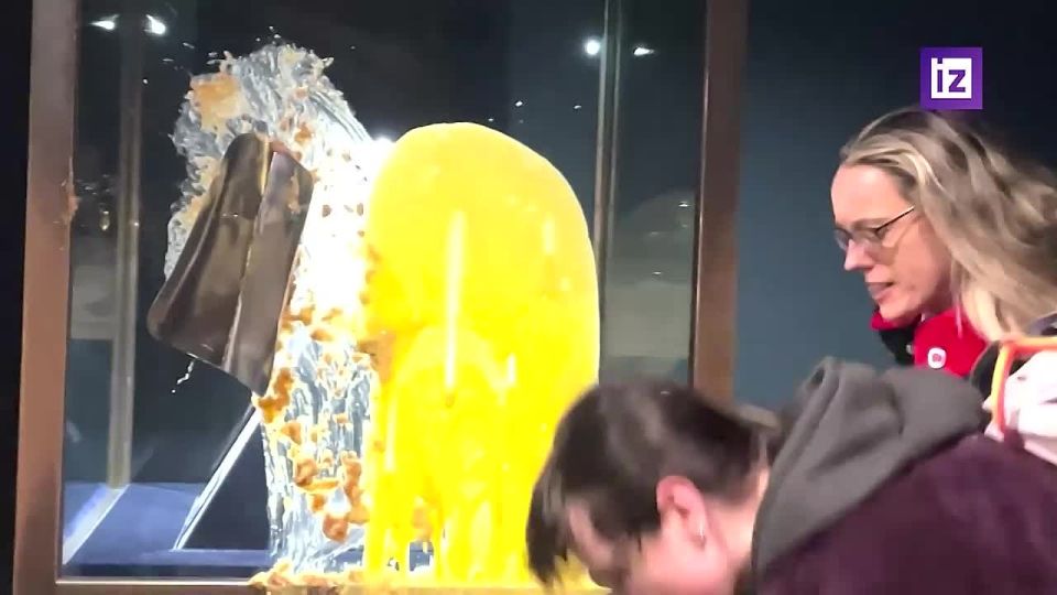 "Крошки и крем на королевских драгоценностях": активисты испачкали ингредиентами для торта витрину с короной Британской империи в лондонском Тауэре