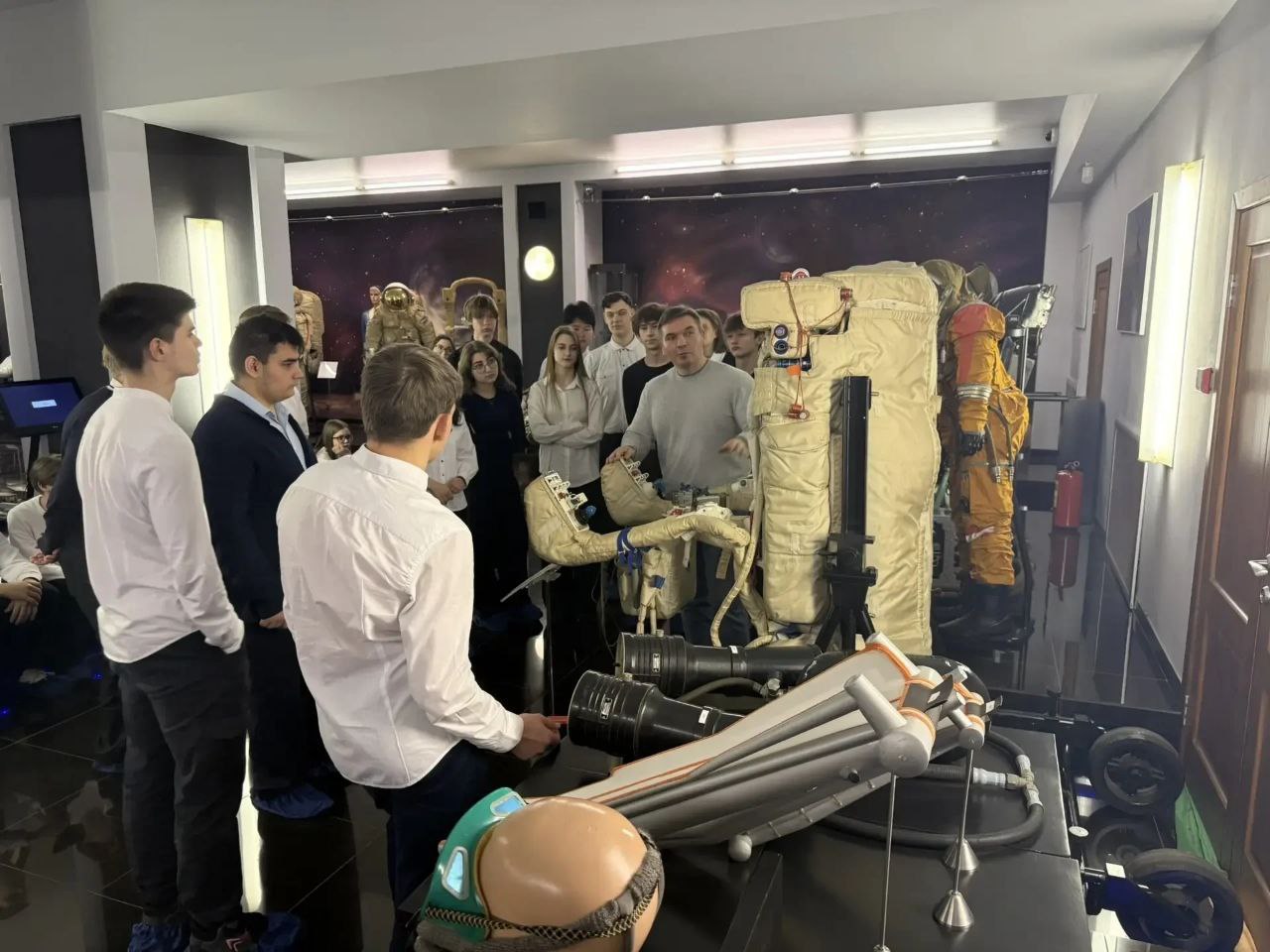 Школьники Люберец побывали с экскурсией на НПП «Звезда» Школьники Люберец побывали с экскурсией на НПП «Звезда»