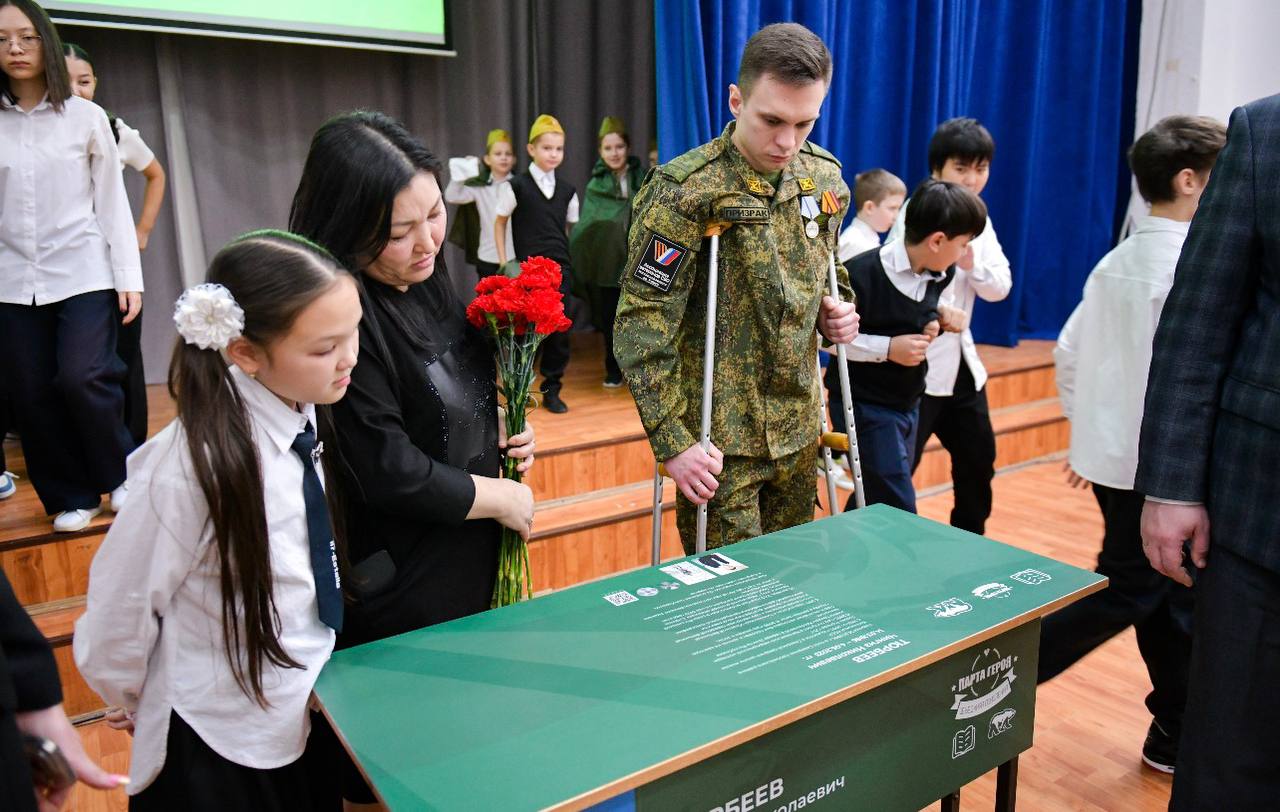 В школе Химок открыли Парту Героя в честь военного медика В школе Химок открыли Парту Героя в честь военного медика