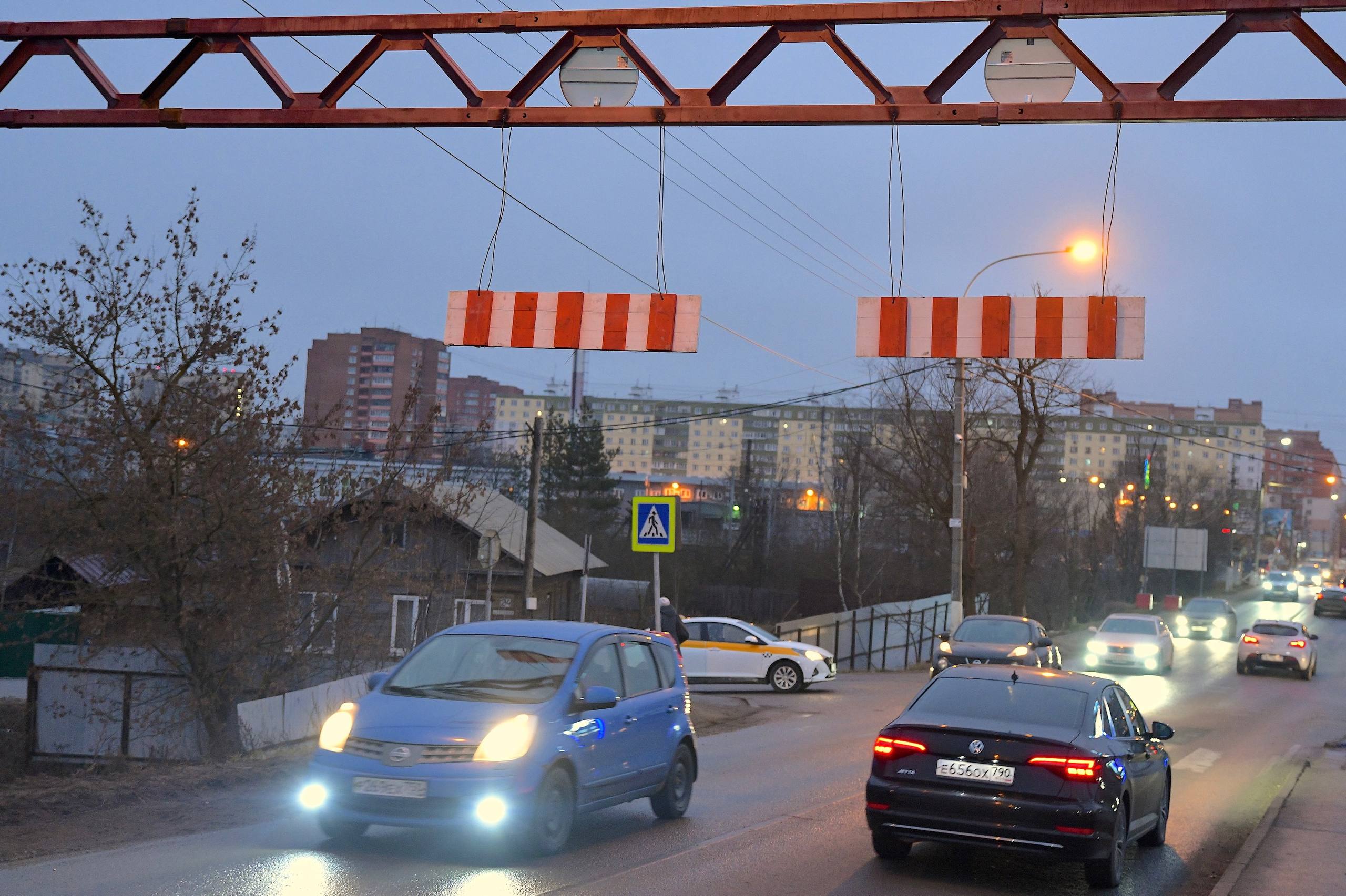На Рогачевском мосту смонтировали габаритные ограничители на ранее установленные рамки На Рогачевском мосту смонтировали габаритные ограничители на ранее установленные рамки