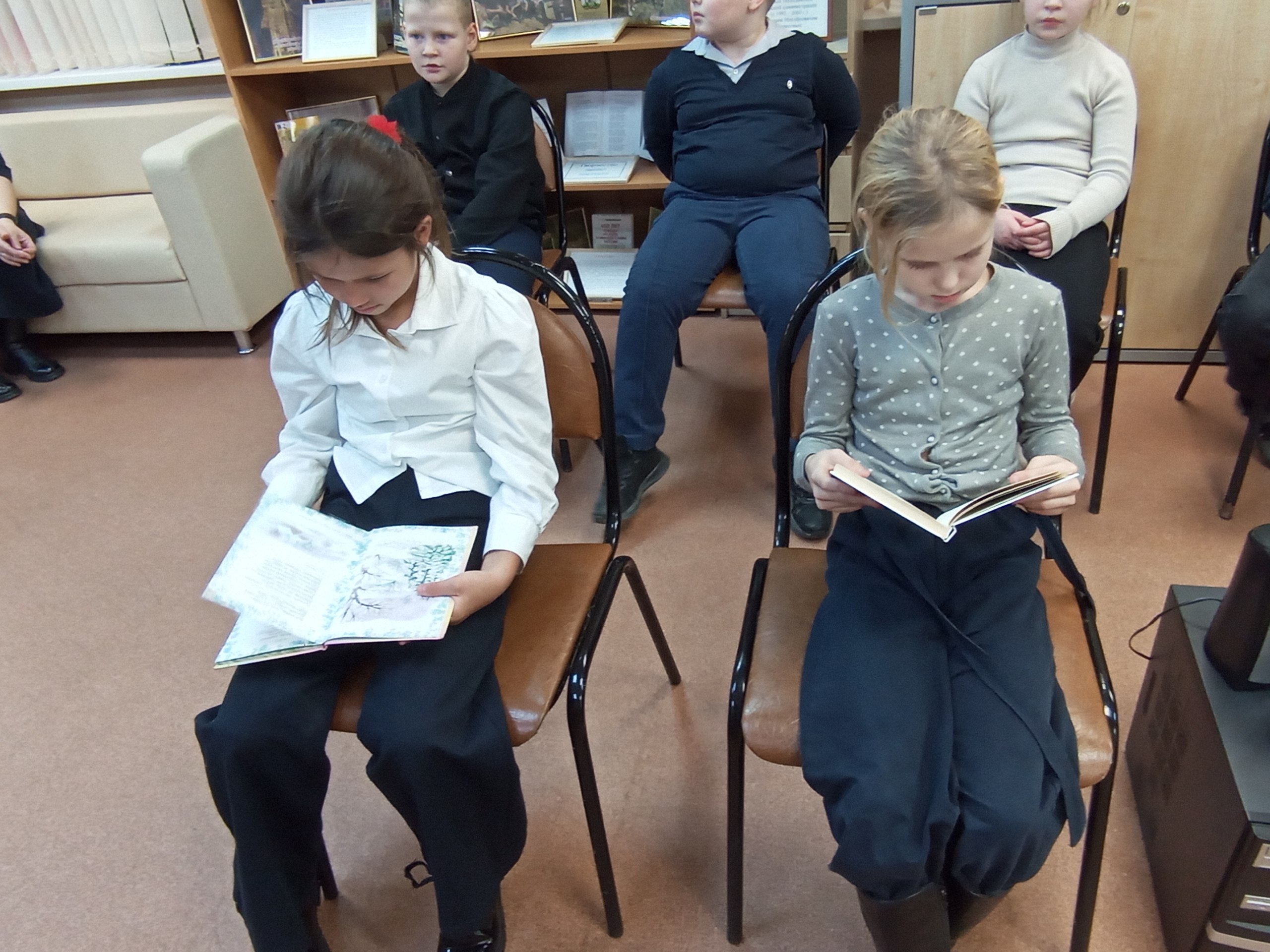 Литературная гостиная «Времена года в лирике Фета» прошла в Молодинской сельской библиотеке 5 декабря 2025 года Литературная гостиная «Времена года в лирике Фета» прошла в Молодинской сельской библиотеке 5 декабря 2025 года