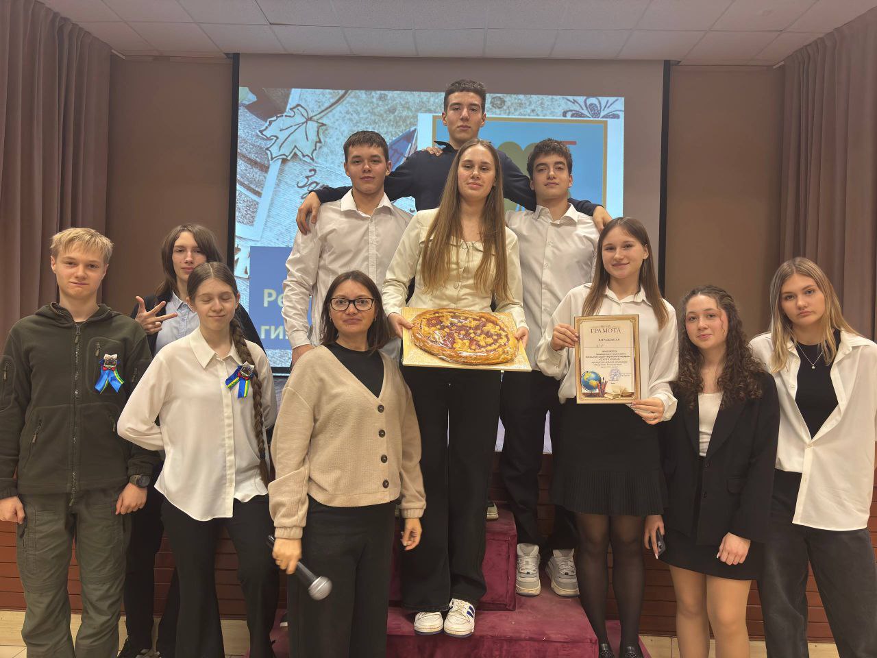 Шаги к Победе. Сегодня в День РГ состоялся традиционный интеллектуально-творческий марафон, полностью погрузивший всю гимназию в историю Победы в Великой Отечественной войне Шаги к Победе. Сегодня в День РГ состоялся традиционный интеллектуально-творческий марафон, полностью погрузивший всю гимназию в историю Победы в Великой Отечественной войне