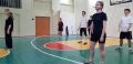 Сегодня в МБОУ лицее №4 на внеурочном занятии по физической культуре наши ученики активно готовились к предстоящим соревнованиям по волейболу!
