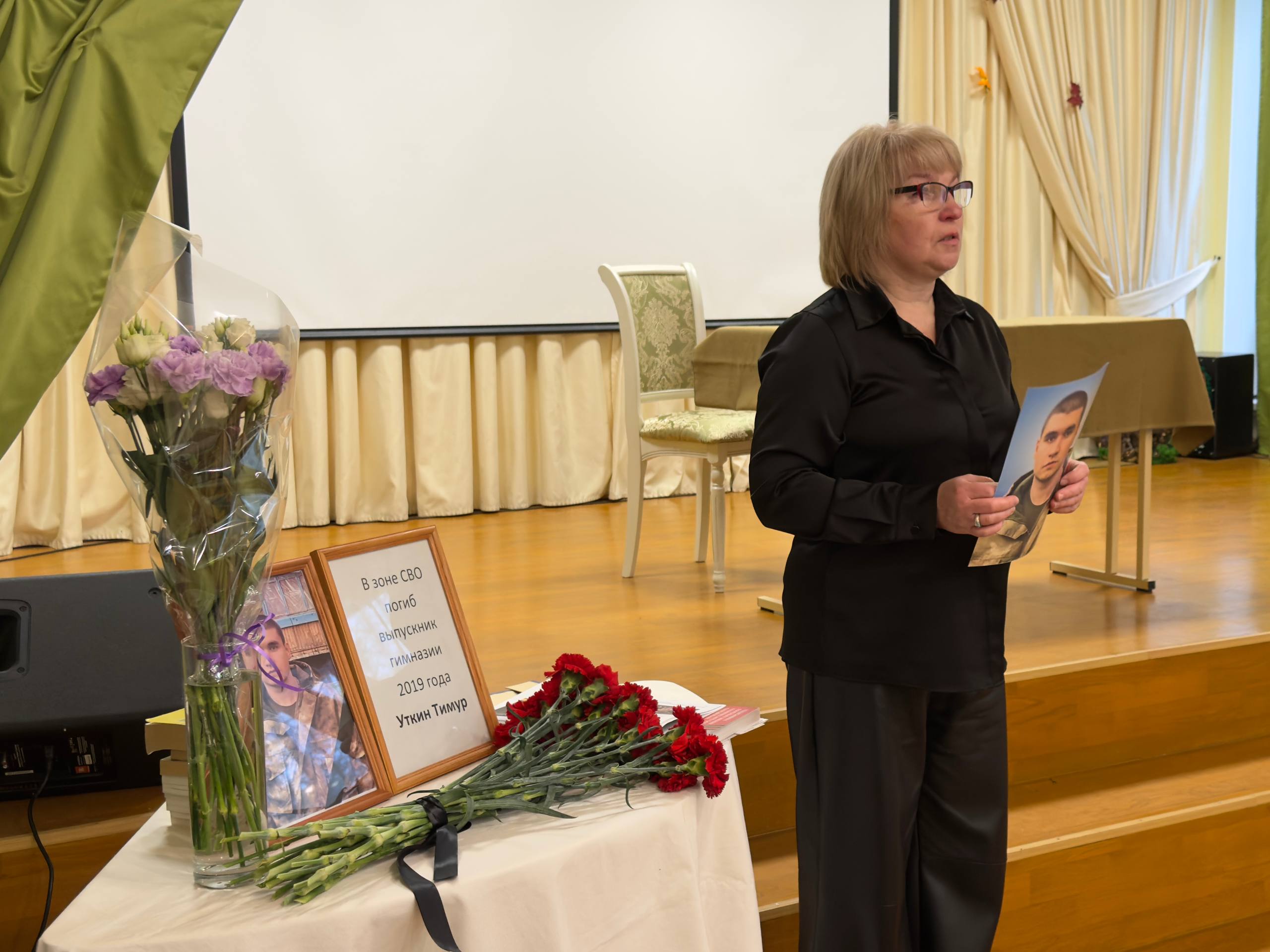 В Дмитровской гимназии «Логос» открыли «Парту Героя» В Дмитровской гимназии «Логос» открыли «Парту Героя»