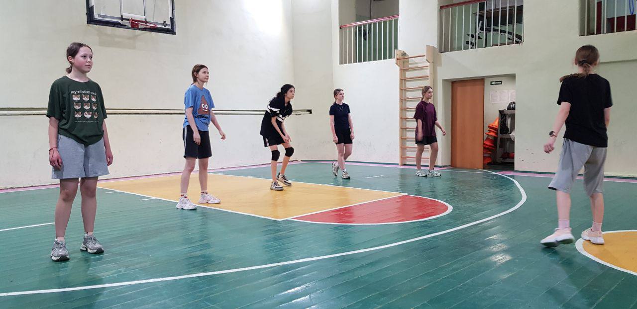 Сегодня в МБОУ лицее №4 на внеурочном занятии по физической культуре наши ученики активно готовились к предстоящим соревнованиям по волейболу! Сегодня в МБОУ лицее №4 на внеурочном занятии по физической культуре наши ученики активно готовились к предстоящим соревнованиям по волейболу!