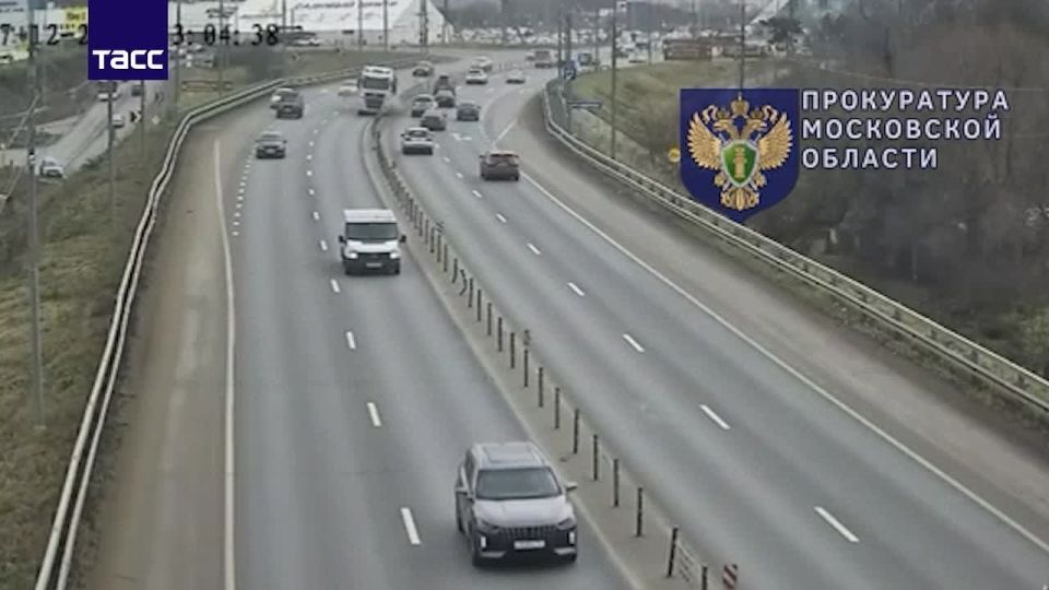 Кадры ДТП в Мытищах, в котором водитель грузовика выехал на встречную полосу