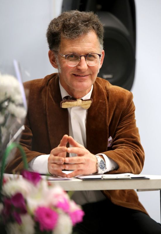 В библиотеке артист Чеховского городского театра отпраздновал свой юбилей в кругу близких