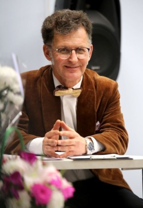 В библиотеке артист Чеховского городского театра отпраздновал свой юбилей в кругу близких