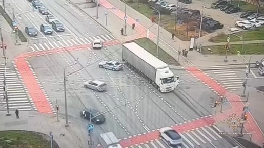 Сотрудник ГАИ на ходу остановил грузовик с потерявшим сознание водителем в Москве, сообщила Ирина Волк