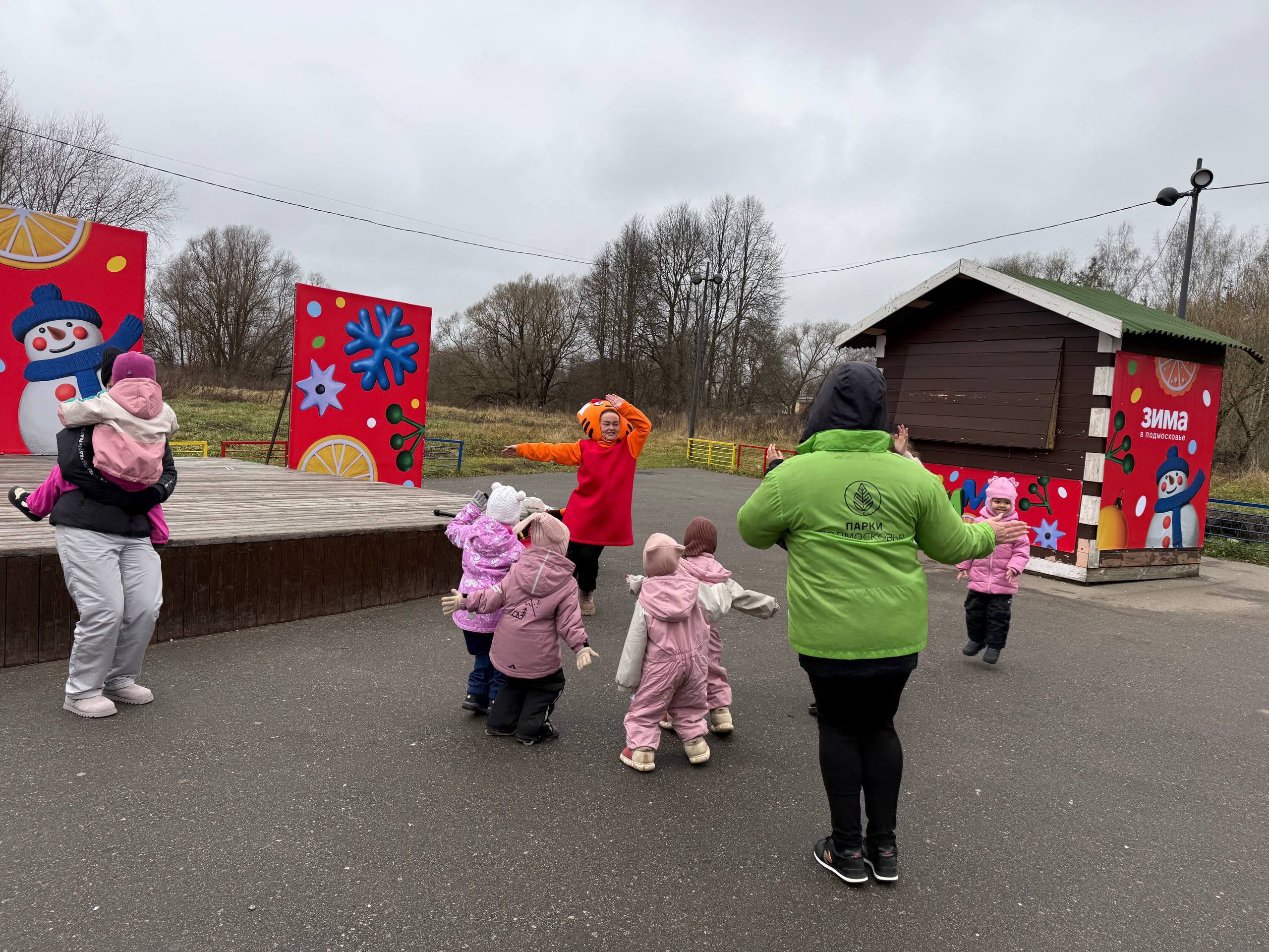 Сегодня в Городском парке прошла Игровая программа для детей с веселыми конкурсами и мультгероями Сегодня в Городском парке прошла Игровая программа для детей с веселыми конкурсами и мультгероями