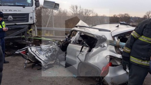 Один человек погиб и еще четверо пострадали, в том числе подросток, в результате ДТП с "КамАЗ" в Подмосковье