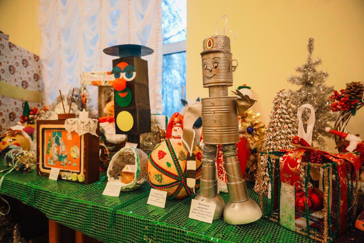 Конкурс игрушек-самоделок завешён, победителей назовут на церемонии зажжения главной городской ёлки 13 декабря Конкурс игрушек-самоделок завешён, победителей назовут на церемонии зажжения главной городской ёлки 13 декабря