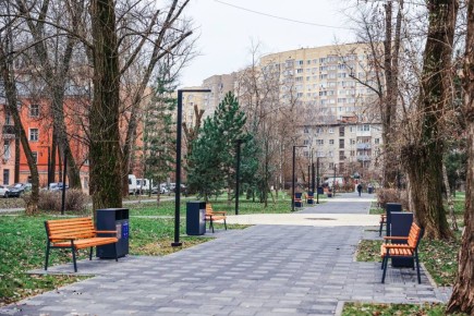 Юлия Купецкая: Еще один сквер, который мы благоустроили в этом году, расположен в микрорайоне имени Г.Т. Шитикова