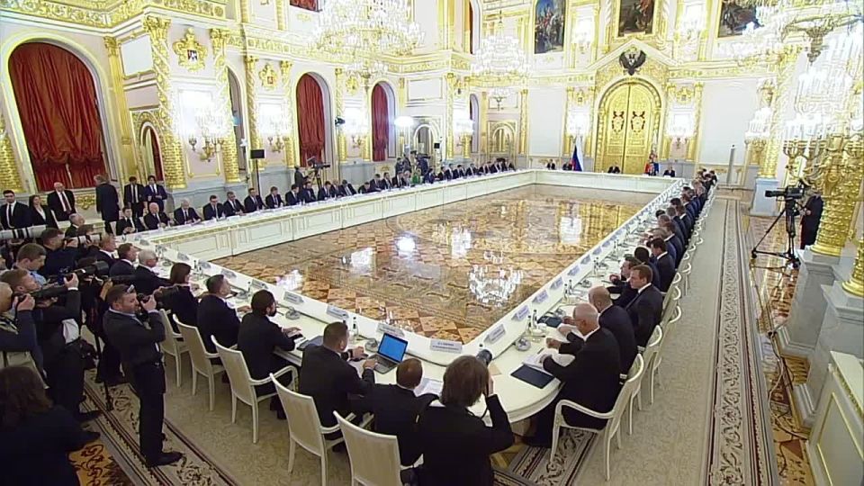 Путин проводит заседание Совета по стратегическому развитию и нацпроектам в Александровском зале Кремля