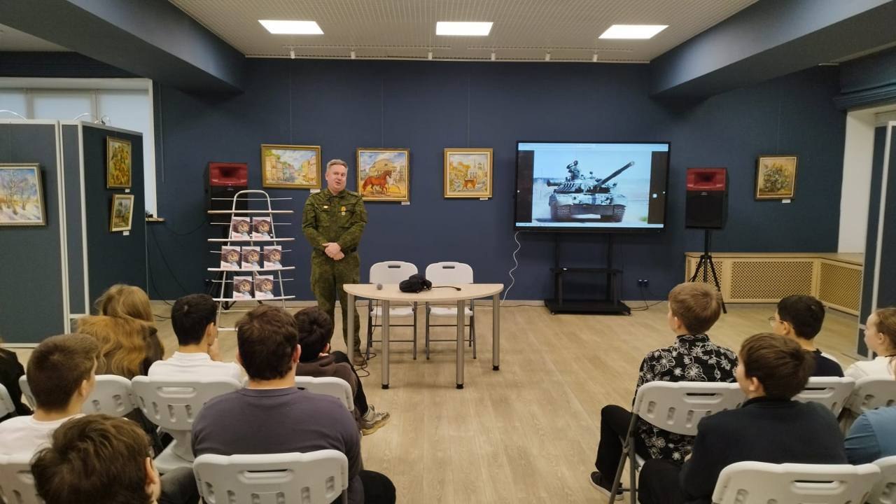 Встреча с героем: школьники Ивантеевки пообщались с участником СВО Встреча с героем: школьники Ивантеевки пообщались с участником СВО