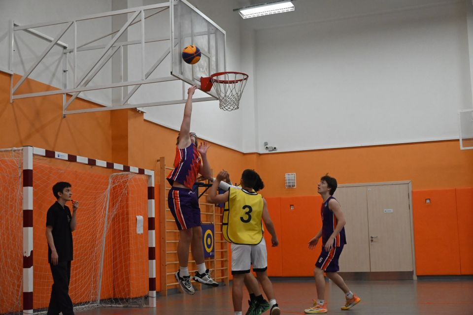 В Бутовской школе №2 состоялся первый тур игр по стритболу среди школьников в рамках проекта губернатора Московской области Андрея Воробьева Единая школьная лига Московской области
