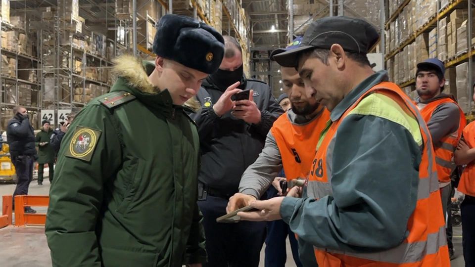 В Московской области военные следователи провели масштабный рейд по мигрантам и уклонистам в одном из крупных торгово-развлекательных комплексов