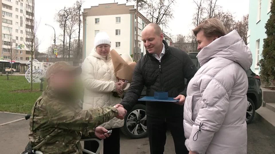 Максим Красноцветов: Сегодня по поручению Губернатора региона Андрея Воробьёва, при участии Ольги Ермаковой, руководителя филиала «Фонд Защитники Отечества» в Московской области, передали автомобиль с ручным управлением...