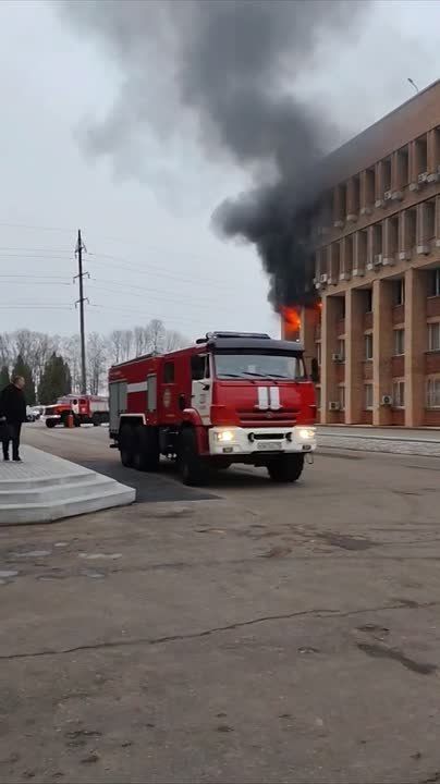 В подмосковной Кашире загорелось здание администрации