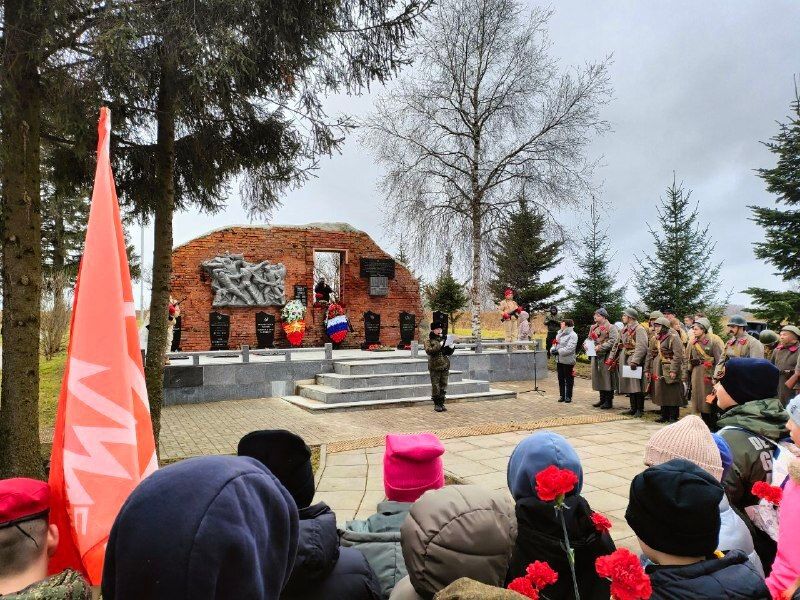 6 декабря 2025 года, юнармейские отряды «Ратники» и «Платоновцы» нашей школы в очередной раз приняли участие в военно-исторической акции «Бой за Леоново», ставшей уже традиционной частью проекта «Тропа памяти - Стремиловский...