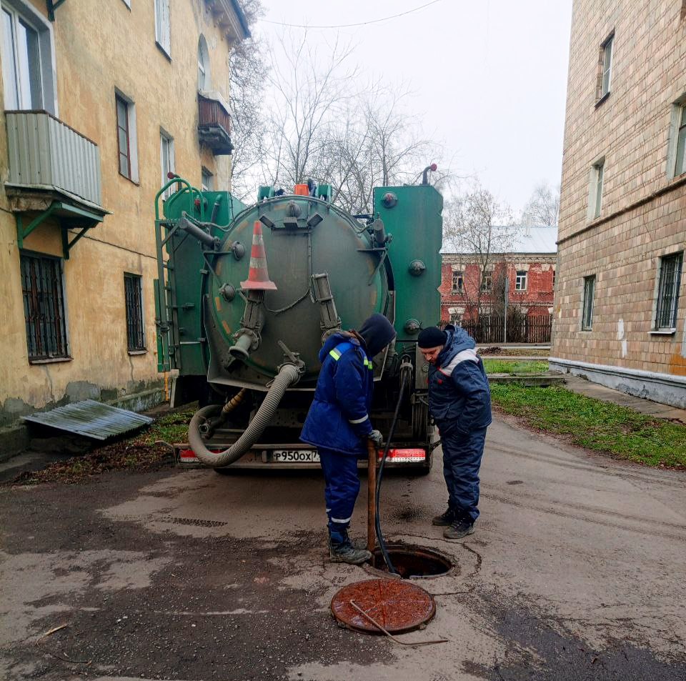 Основной задачей для работников коммунальных служб Пушкинского в минувшие выходные стала ликвидация канализационных засоров
