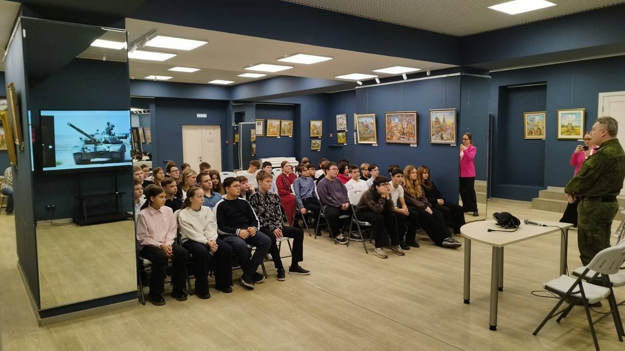 Встреча с героем: школьники Ивантеевки пообщались с участником СВО