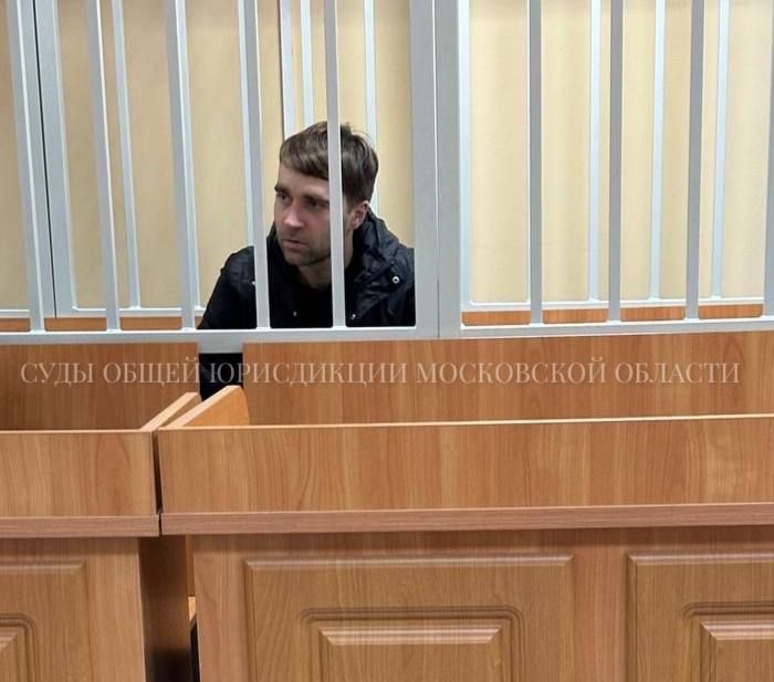 Мужчина, подозреваемый в убийстве соседки и ее 6-летнего сына молотком в подмосковных Котельниках, заключен на 2 месяца под стражу, сообщили Суды общей юрисдикции МО